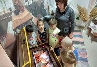 Подгрупповое анятие в мини-музее детского сада  (презентация Мы живем в краю традиций)