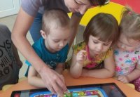 Играя развиваемся (интерактивный стол Цветок) дети 2 младшей группы , воспитатель Елена Борисовна
